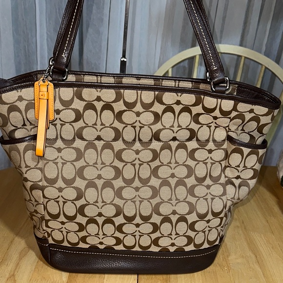 Coach Handbags - Coach EUC BIG & BEAUTIFUL Tan & Brown Signature Tote